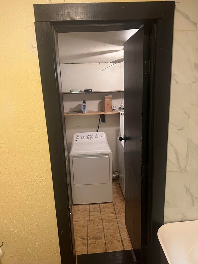 laundry area with washer / clothes dryer