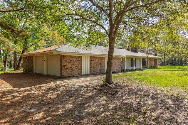 view of front facade with a garage and a front lawn