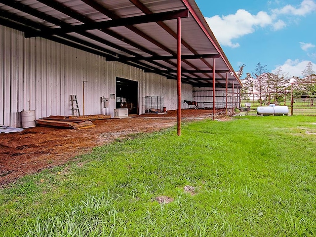 view of yard with an outbuilding