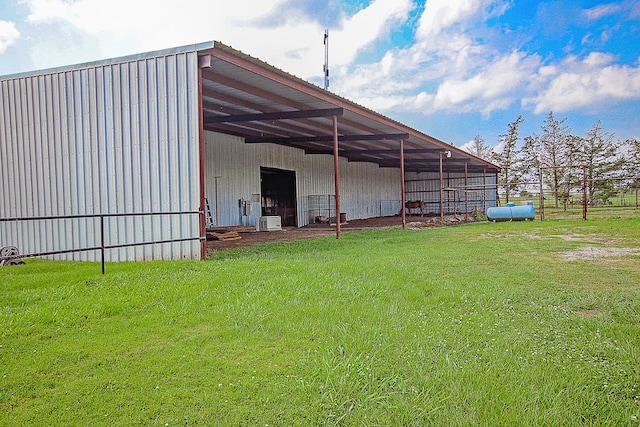 view of yard featuring an outbuilding