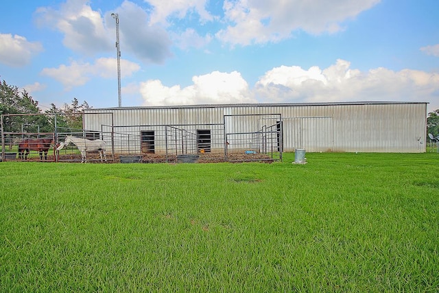 view of yard featuring an outdoor structure