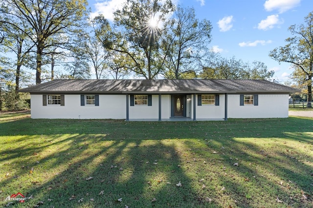 single story home featuring a front yard