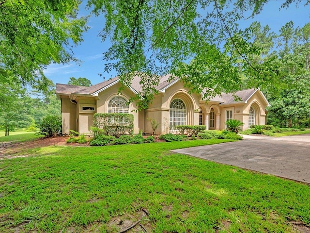2102 Brentwood Dr, Lufkin, TX 75901 - mediterranean / spanish house featuring stucco siding and a front yard