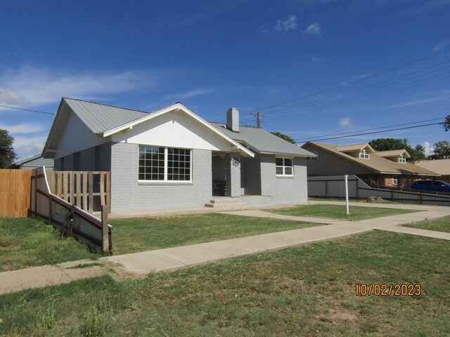 view of front of house with a front yard