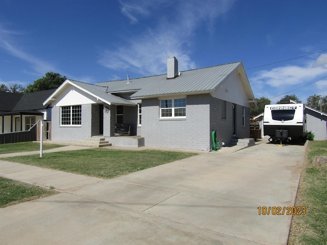 view of front of property featuring a front yard