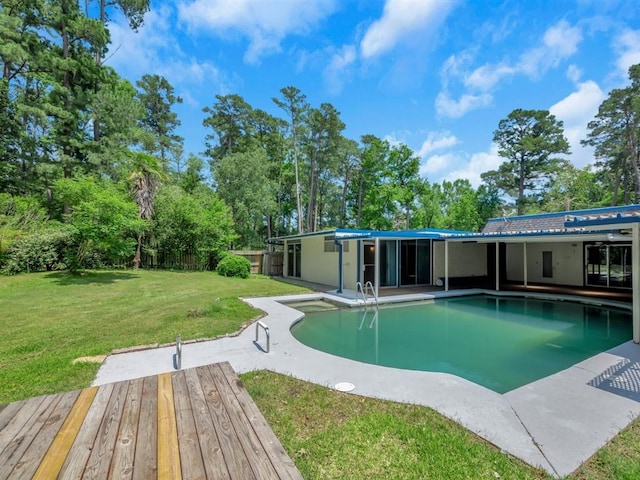 view of swimming pool featuring a lawn