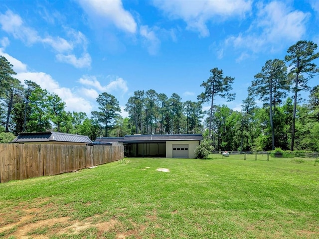 view of yard featuring an outdoor structure