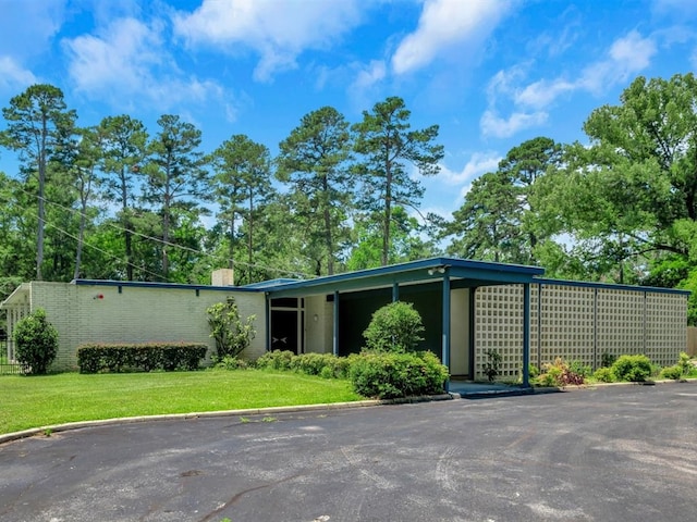 exterior space featuring a front yard