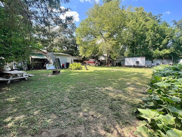 view of yard featuring a shed