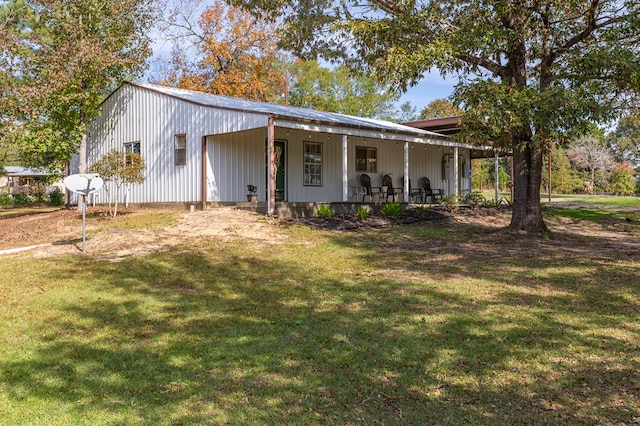 view of front of property with a porch and a front lawn