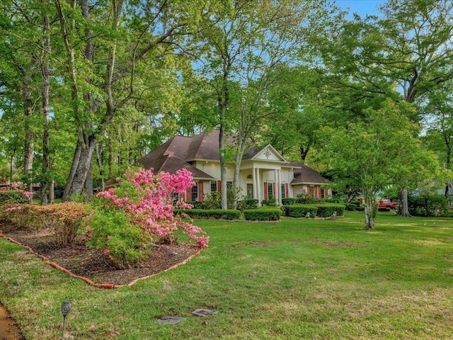 view of front of home featuring a front lawn