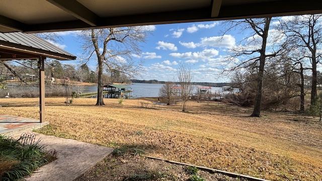 view of yard featuring a water view