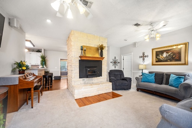 living room featuring visible vents, baseboards, and ceiling fan