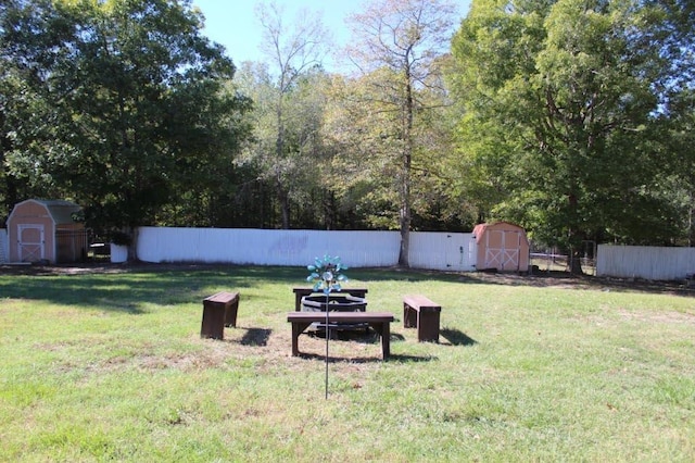 view of yard featuring a shed