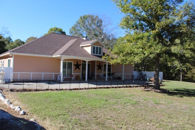 view of front of house featuring a front lawn