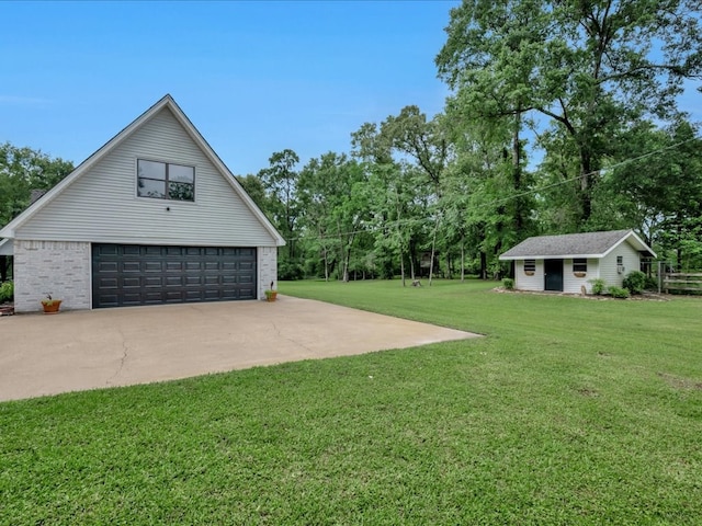 3274 Cc Rd, Diboll, TX 75941 - view of grassy yard featuring a detached garage, an outdoor structure, and view of wooded area