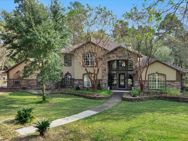 view of front of property featuring a front lawn