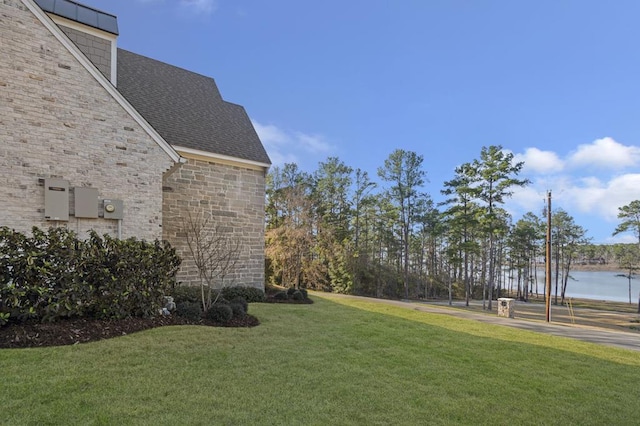 view of yard featuring a water view