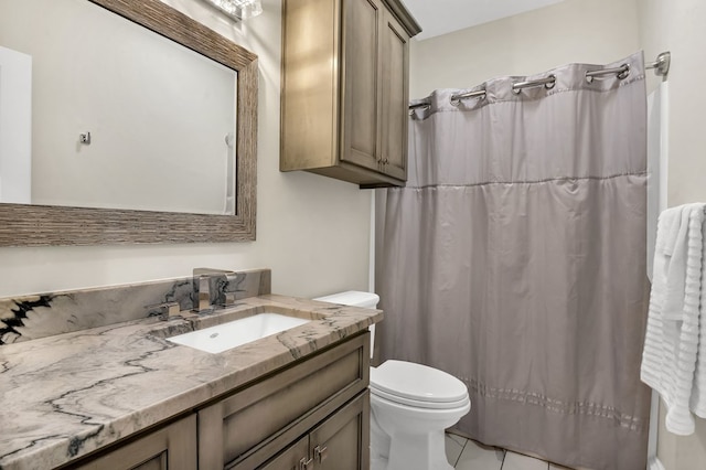 full bath with curtained shower, toilet, and vanity