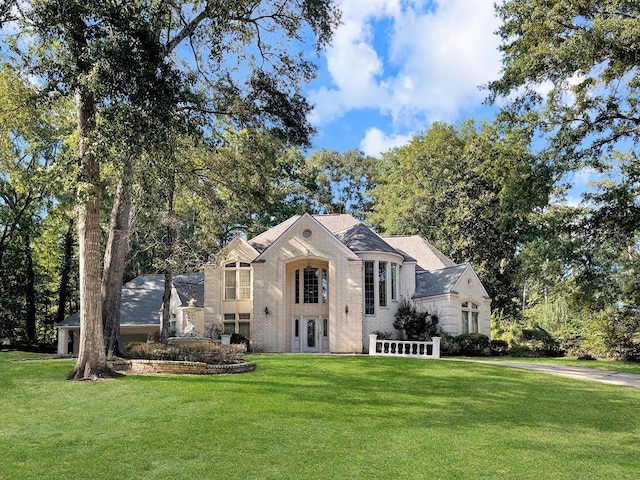 view of front of home featuring a front yard