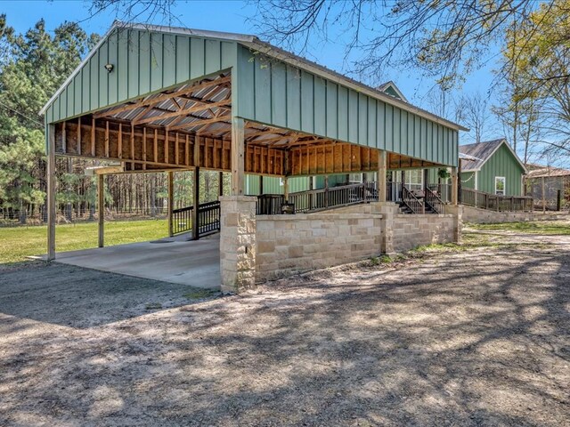 surrounding community with driveway