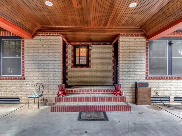 property entrance featuring covered porch