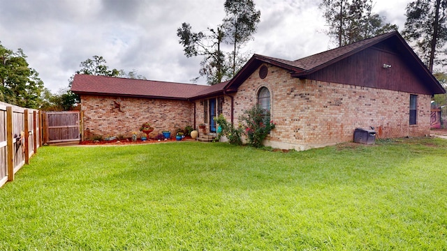 view of front of house featuring a front lawn