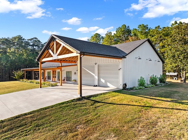 view of front of house featuring a front lawn