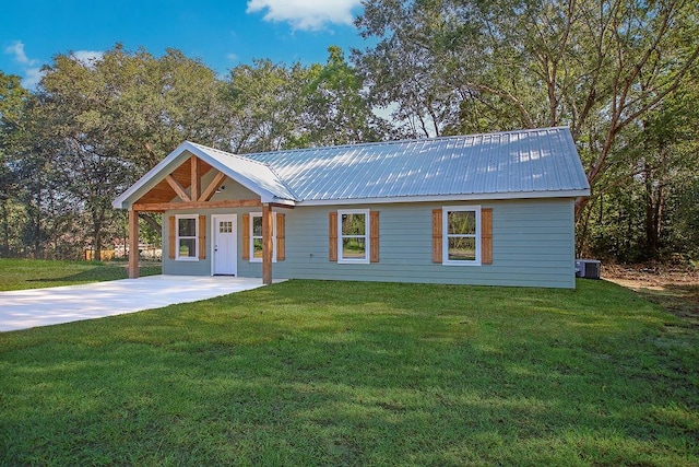 view of front of home featuring cooling unit, covered porch, and a front yard