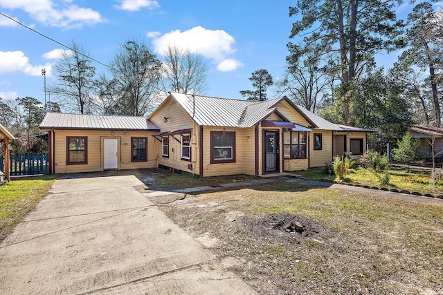 121 Hasley St, Nacogdoches, TX 75961 - view of front of house featuring metal roof and driveway