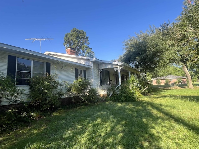 view of side of property featuring a lawn