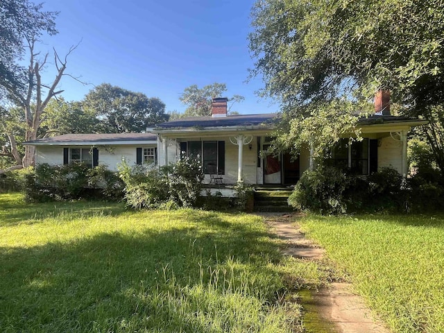 ranch-style home featuring a front yard and a porch