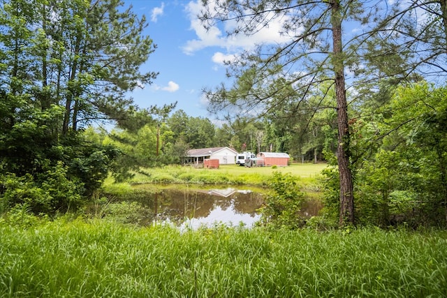 view of yard featuring a water view