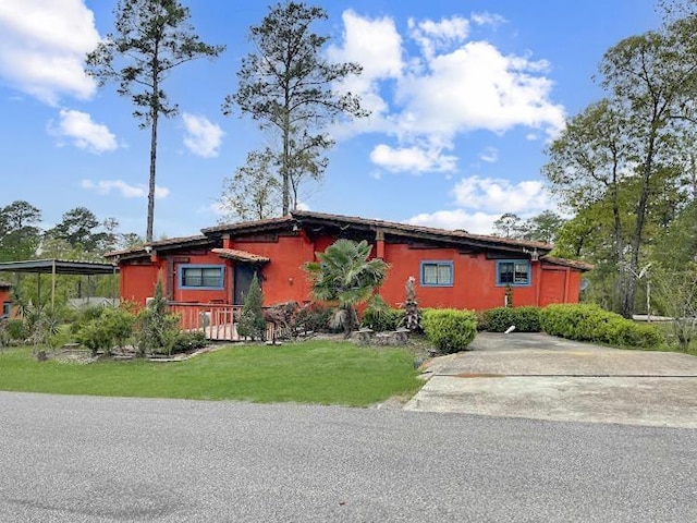 single story home with a front lawn