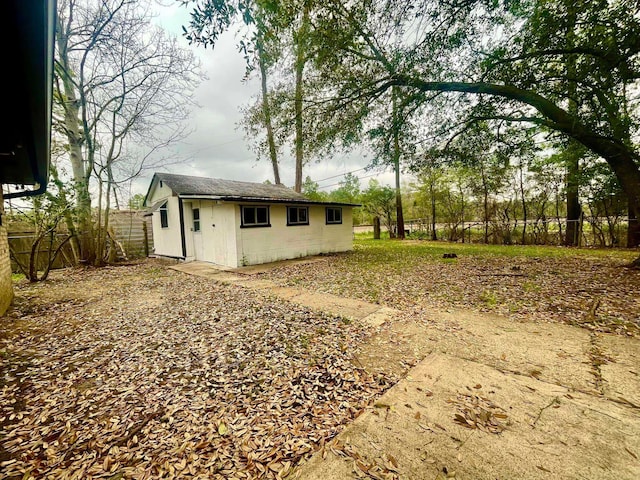 view of yard with an outbuilding