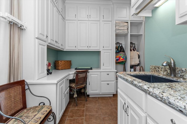 laundry room with sink and dark tile patterned flooring