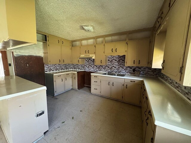 empty room with ceiling fan