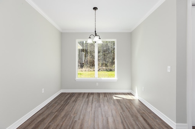 unfurnished dining area with an inviting chandelier, baseboards, dark wood finished floors, and ornamental molding