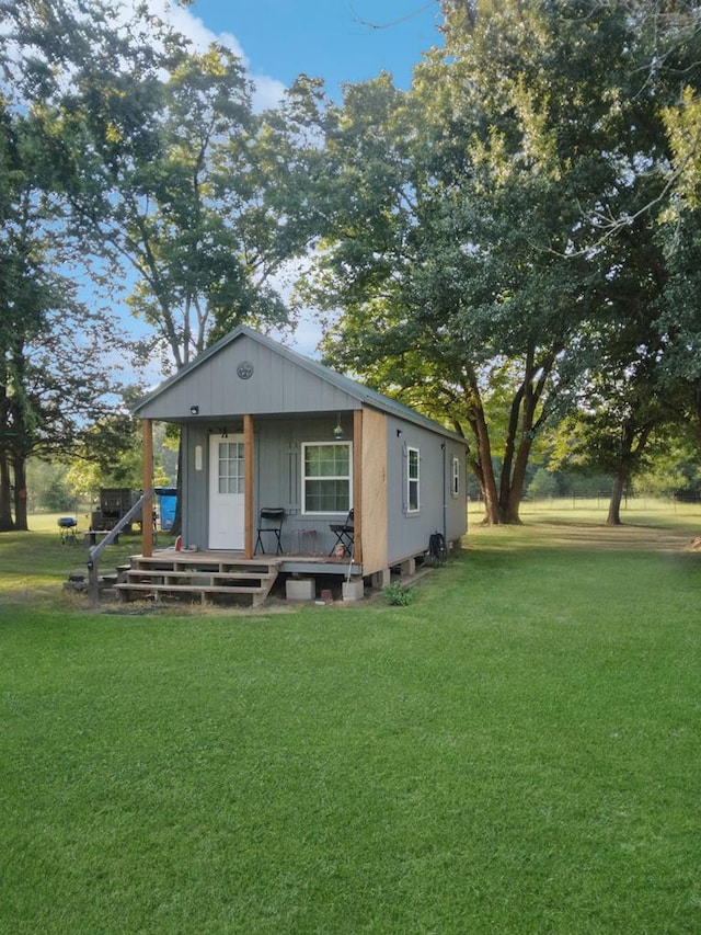 view of front of house featuring a front lawn and a porch