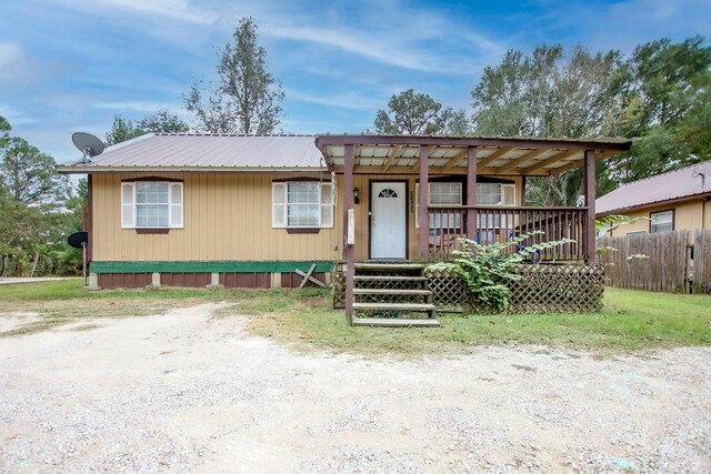 view of front of property featuring covered porch