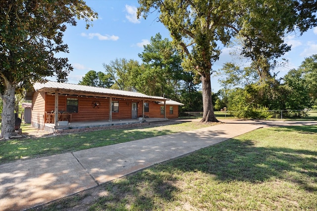 view of front facade featuring a front yard