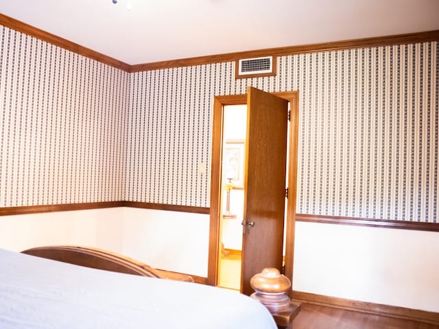 476 Jefferson Ave, Lufkin, TX 75904 - bedroom featuring crown molding, wood finished floors, baseboards, and wallpapered walls