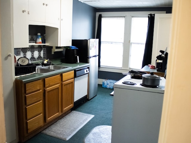 476 Jefferson Ave, Lufkin, TX 75904 - kitchen featuring white appliances, healthy amount of natural light, tasteful backsplash, and dark carpet