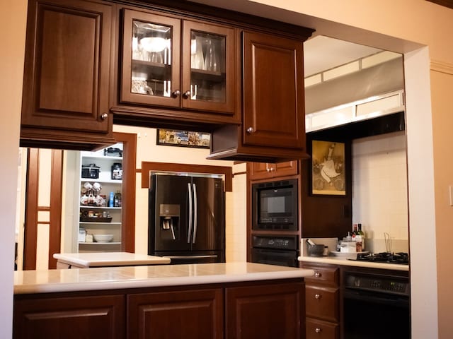 476 Jefferson Ave, Lufkin, TX 75904 - bar area with black appliances