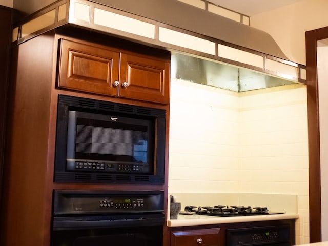 476 Jefferson Ave, Lufkin, TX 75904 - kitchen view of black appliances and light countertops
