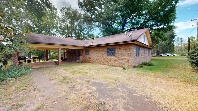 back of house featuring a lawn