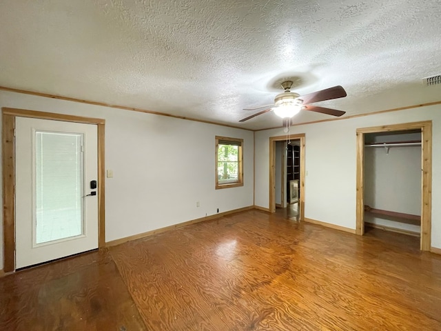 unfurnished bedroom with a ceiling fan, a textured ceiling, light wood-style flooring, baseboards, and visible vents