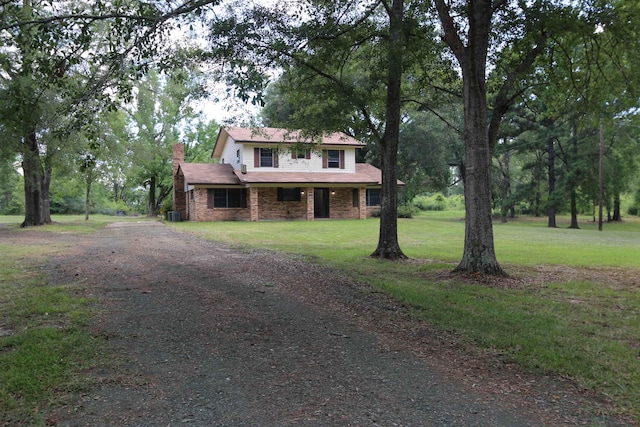 view of front facade featuring a front lawn