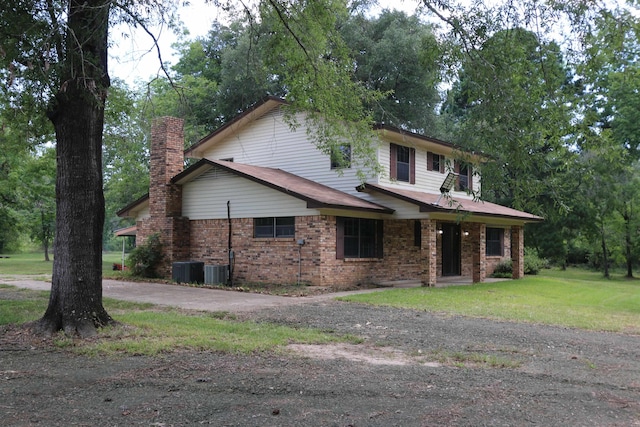 view of front of property featuring a front lawn