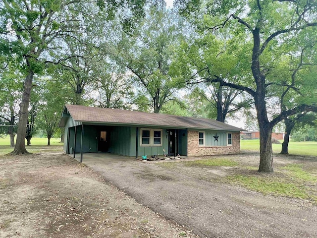 single story home with a carport